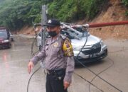 Tiang Listrik Timpa Satu Unit Mobil di Lubuk Paraku, Tidak Ada Korban