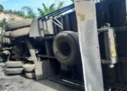 Pecah Ban, Truk Hilang Kendali lalu Terbalik di Jalinsum Bukittinggi-Medan