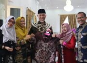 Gubernur Sumbar Terima Hadiah Baju Batik Karya Lomba Kompetensi Siswa Nasional