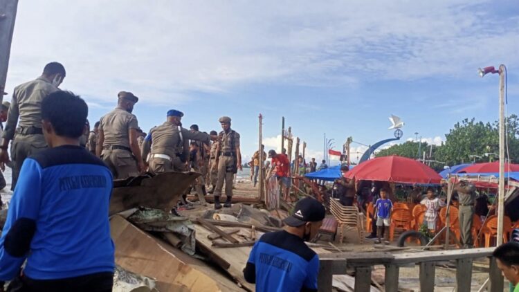 Sebanyak 60 personel Satpol PP Padang dibantu personel dari Polsek Padang Barat, serta TNI melakukan pembongkaran terhadap tenda lapak-lapak pedagang yang berdiri di atas batu grib kawasan pantai Muaro Lasak, Kota Padang, Kamis (20/1/2022) sore.