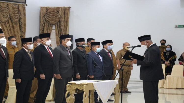 Gubernur Sumbar Mahyeldi melantik dan mengambil sumpah sembilan pejabat pimpinan tinggi pratama di Pemprov Sumbar, Senin (31/1/2022). (IST)
