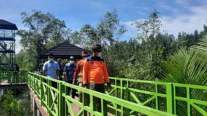 Wali Kota Pariaman bersama Tim juri Anugerah Desa Wisata Indonesia (ADWI) 2021 mengunjungi trek mangrove di Desa Apar, Kota Pariaman. (Antara/Aadiaat M.S)