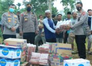 Tinjau Lokasi Gempa, Kabid Humas Polda Sumbar Serahkan Bantuan Sembako