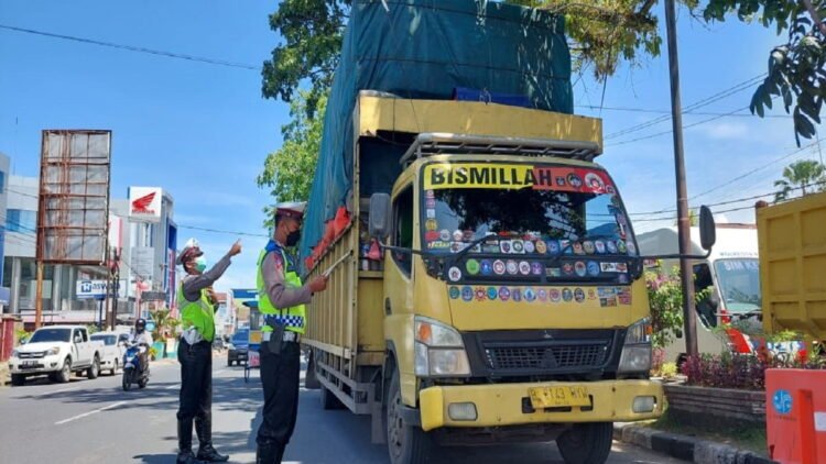 Petugas Satlantas Polresta Padang menilang kendaraan ODOL di kawasan Padang Besi, Kota Padang, Rabun (2/2/2022). (IST)
