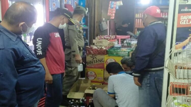 Petugas gabungan melakukan pemeriksaan di sejumlah toko yang diduga tidak memiliki izin menjual minuman beralkohol (ANTARA/ HO Satpol PP Padang)