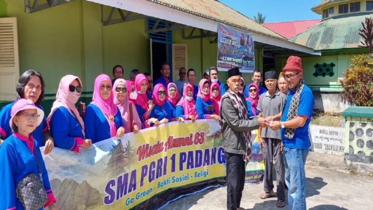 Alumni SMA PGRI 1 Padang angkatan 83 mengunjungi Surau Tuo Taram, di Kabupaten Limapuluh Kota, Minggu (20/2/2022). (IST)
