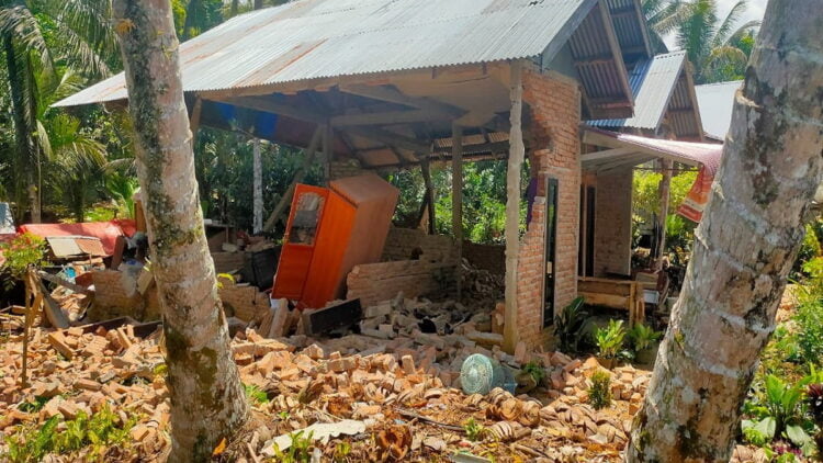 Kondisi rumah warga yang rusak akibat gempa bumi di Kabupaten Pasbar. (IST)
