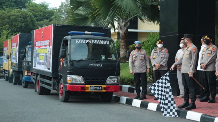 Kapolda Sumbar Irjen Pol Teddy Minahasa melepas bantuan untuk korban gempa Pasaman Barat, Minggu (27/2/2022) di Mapolda Sumbar. (IST)