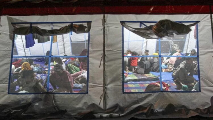Korban gempa berlindung di tenda pengungsian di halaman Kantor Bupati Pasaman Barat, Sumatera Barat, Sabtu (26/2/2022). (ANTARA FOTO/Muhammad Arif Pribadi/foc)