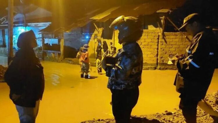Petugas meninjau lokasi banjir di Nagari Pasar Muaralabuh Kecamatan Sungai Pagu Kabupaten Solok Selatan, Selasa malam. (ANTARA/HO-Diskominfo Solok Selatan)