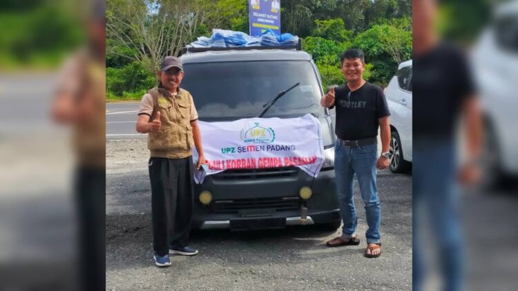 Wakil Ketua Baznas PT Semen Padang Rinold Thamrin (kanan) dan Kepala Pelaksana Harian UPZ Baznas Semen Padang Muhammad Arif (kiri) melepas bantuan bantuan logistik dan sembako untuk korban gempa Pasaman Barat, Sabtu (26/2/2022).