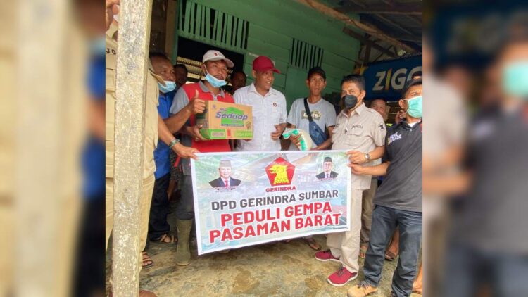 Pengurus DPD Gerindra Sumbar menyerahkan bantuan untuk korban gempa bumi di Pasaman Barat dan Pasaman.
