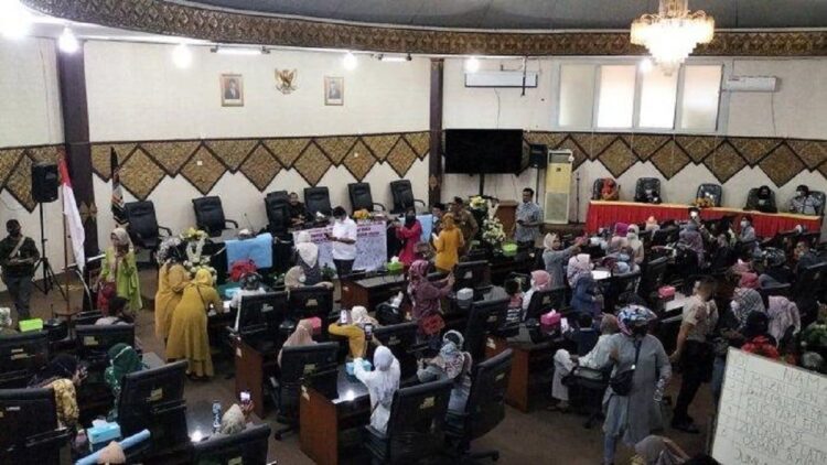 Demo orangtua siswa ke DPRD Padang.