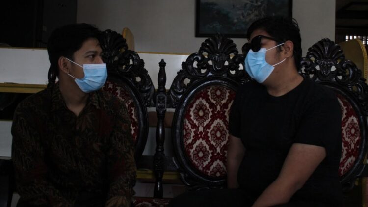 Korban dugaan maalpraktek Puskesmas Ulak Karang (baju hitam) saat berbincang dengan tim dari LBH Padang.