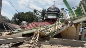 Masjid yang ambruk akibat gempa Pasbar. (ist)