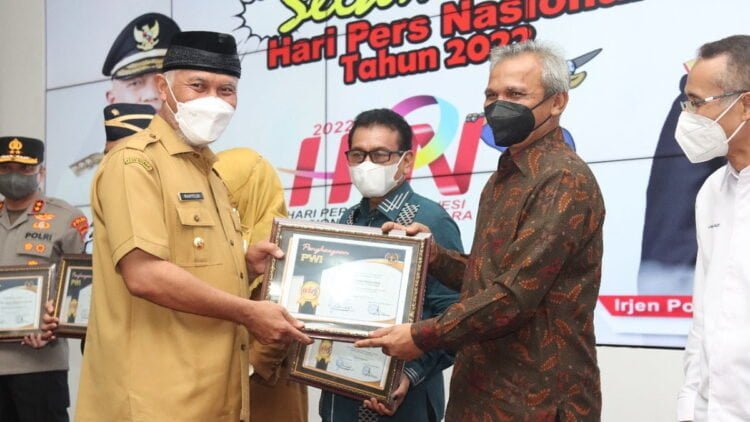 Gubernur Sumbar Mahyeldi Ansharullah menyerahkan penghargaan dari PWI kepada  Plt Direktur Utama (Dirut) PT Semen Padang H. Asri Mukhtar, Selasa (22/2/2022).