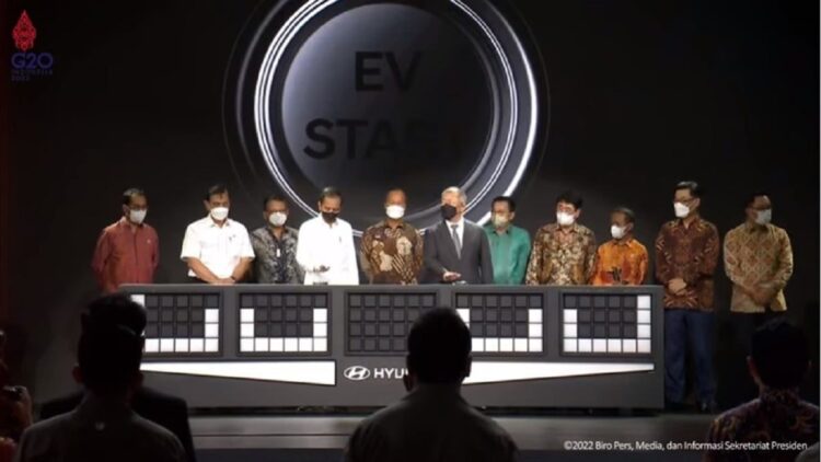Presiden Jokowi meluncurkan mobil listrik pertama yang diproduksi di Indonesia, di PT Hyundai Motor Manufacturing Indonesia, di Kabupaten Bekasi, Jawa Barat, Rabu (16/03/2022). (Sumber: Tangkapan Layar)