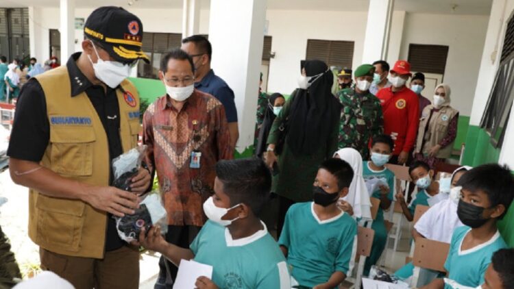 Suharyanto serahkan masker gratis untuk pelajar di Batam.