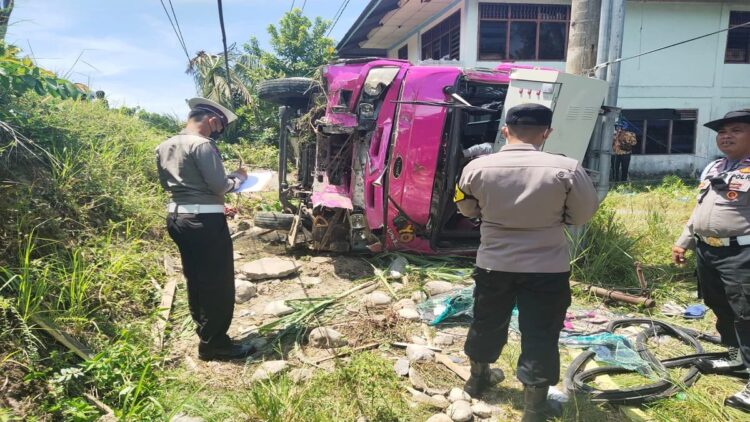 Polisi melakukan olah TKP kecelakaan bus yang membawa puluhan mahasiswa KKN terbalik di Agam. (IST)