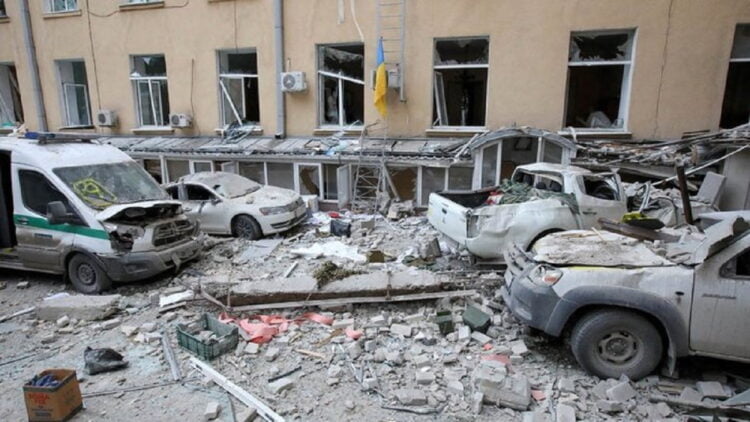 Bangunan dan kendaraan tampak rusak usai Ukraina digempur pasukan Rusia. (reuters)