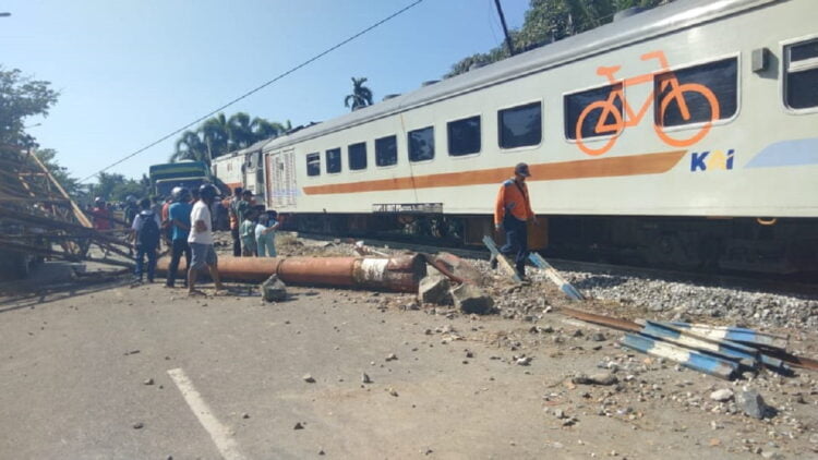 Kecelakaan kereta api di Jalan Adinegoro, Kelurahan Lubuk Buaya, tepatnya depan SPBU Lubuk Buaya, Kota Padang. (istimewa)