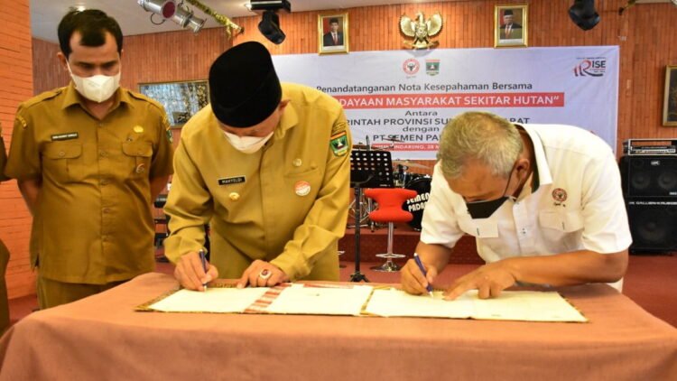 Penandatanganan nota kesepahaman tentang hutan antara Semen Padang dan Pemprov Sumbar.
