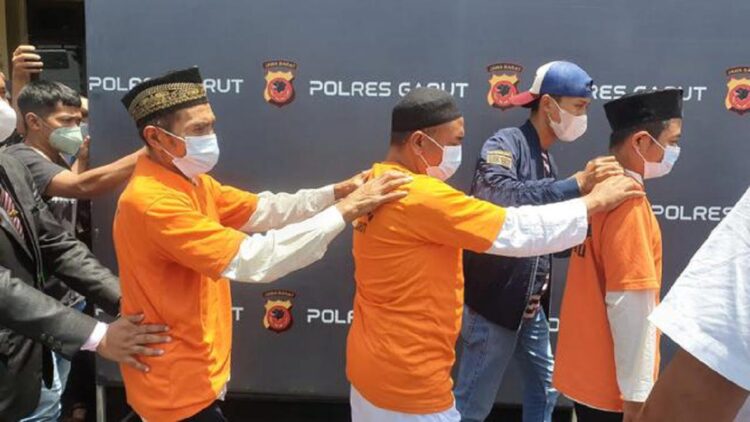 S, UJ, dan JK, tiga jenderal anggota Negara Islam Indonesia (NII), yang sempat viral setelah menyebarluaskan propaganda pendeklarasian NII, lengkap dengan bendera NII September lalu akhirnya diproses hukum. (Liputan6.com/Jayadi Supriadin)