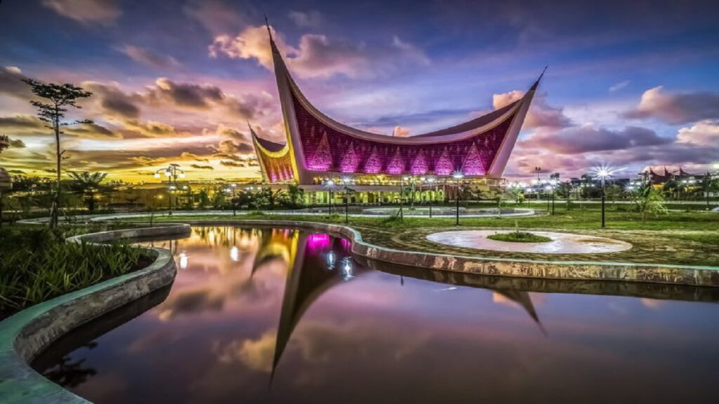 Masjid Raya Sumbar yang ada di Kota Padang ini bisa menjadi salah satu tujuan wisata saat kamu mudik Lebaran. (Shutterstock/Erico Setiawan)