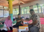 Andre Rosiade Bagikan Ribuan Kain Sarung untuk Imam, Pengurus Masjid dan Marbot