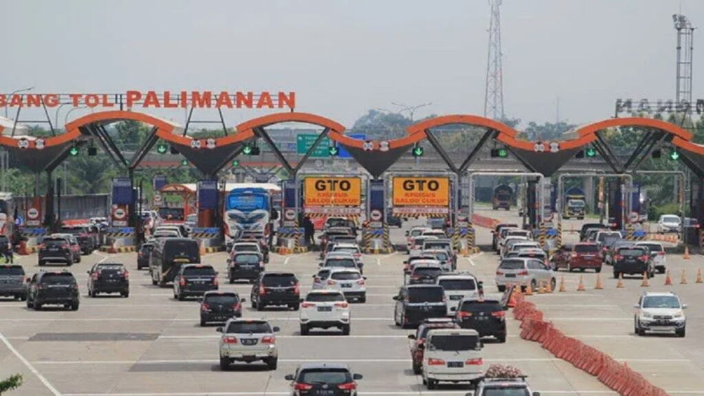 Ilustrasi kendaraan melintas menuju gerbang Tol Cipali, Palimanan. (Antara)