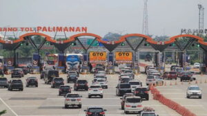 Ilustrasi kendaraan melintas menuju gerbang Tol Cipali, Palimanan. (Antara)