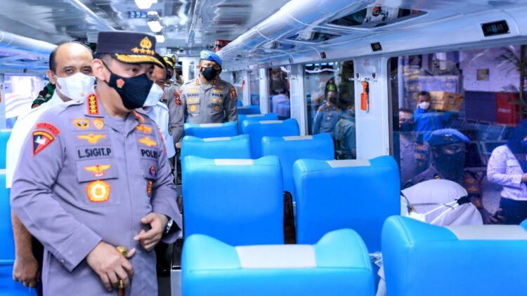 Kapolri Jenderal Listyo Sigit Prabowo meninjau Stasiun Pasar Senen, Jakarta Pusat, dalam rangka mengecek kesiapan pelaksanaan pengamanan arus mudik Hari Raya Idul Fitri atau Lebaran tahun 2022.