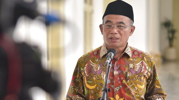 Menko PMK Muhadjir Effendy memberikan keterangan pers usai Ratas mengenai Persiapan Menghadapi Idulfitri 1443 H/2022 M, Rabu (06/04/2022), di Istana Kepresidenan Bogor, Jawa Barat.