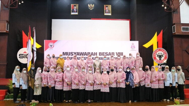 Dewan Penasehat, dan jajaran FKIKSP diabadikan pada acara Mubes VIII di GSG Semen Padang, Kamis (31/3/2022). Pada Mubes ini FKIK Semen Padang menghasilkan kepengurusan baru periode 2022-2025.