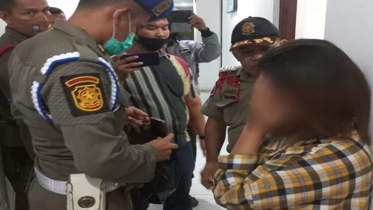 ABG yang terjaring razia Satpol PP Padang kemudian didata. (IST)