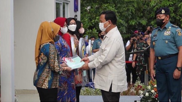 Menteri Pertahanan Prabowo Subianto menyerahkan rumah untuk ahli waris Nanggala-402.