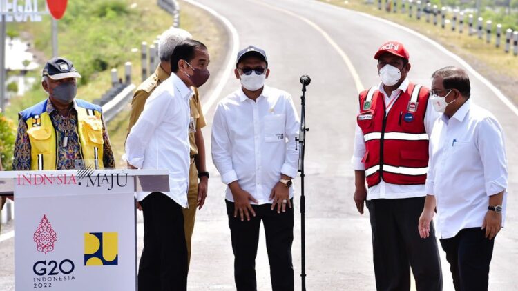 Presiden Jokowi pada Peresmian Jalan Lingkar Brebes-Tegal, di Kabupaten Brebes, Jateng, Rabu (13/04/2022). (Foto: Humas Setkab/Agung)