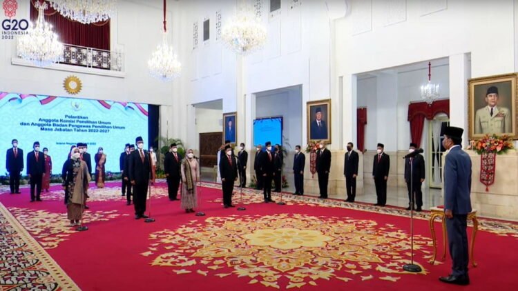 Presiden RI Jokowi melantik anggota KPU dan anggota Bawaslu Masa Jabatan Tahun 2022-2027, di Istana Negara, Jakarta. (Sumber: Tangkapan Layar)