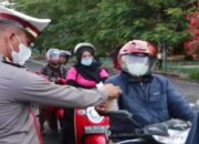 Jelang Berbuka, Ratusan Takjil Dibagikan Polresta Padang di Jalanan