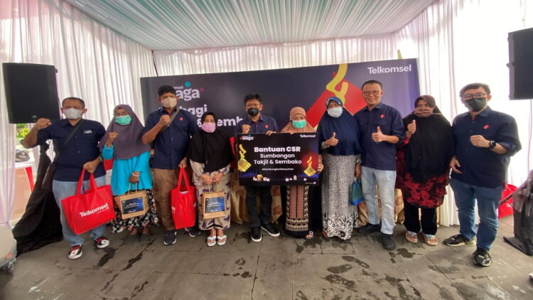 Direktur Utama Telkomsel Hendri Mulya Syam, Direktur Network Telkomsel Nugroho dan Direktur IT Telkomsel Bharat Alva menyerahkan bantuan paket sembako dan takjil kepada masyarakat dhuafa.