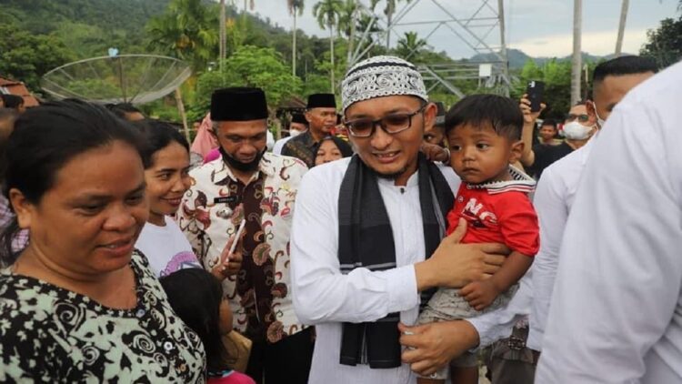 Wali Kota Hendri Septa menggendong anak salah seorang warga yang terpilih dalam Program Semata Pemko Padang saat menjemputnya ke Bungus Teluk Kabung.