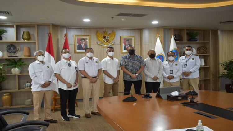 Anggota DPR RI Andre Rosiade foto bersama di sela-sela kunjungannya ke kantor Badan Pengatur Hilir Minyak dan Gas Bumi (BPH Migas) di Jakarta, Senin(4/4/2022). (IST)