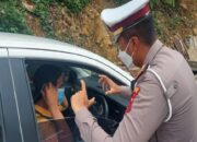 Razia di Lubuk Peraku, Satlantas Polresta Padang Ingatkan Pengendara Pakai Masker