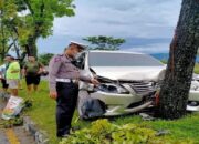 Diduga Sopir Mengantuk, Mobil Innova Ringsek usai Tabrak Pohon Pelindung di Padang