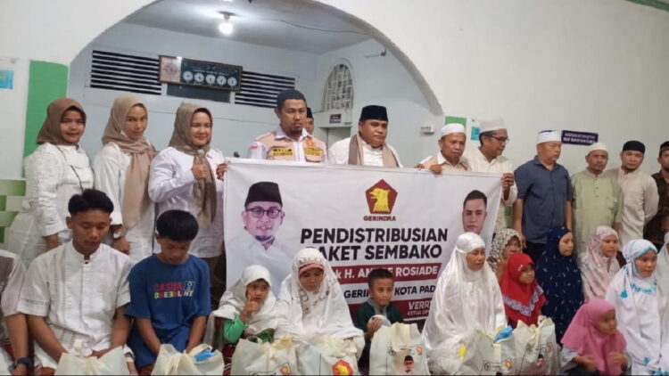 DPC Gerindra Padang membagikan ribuan paket sembao Andre Rosiade. (IST)