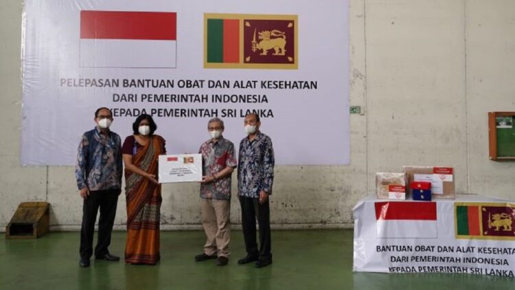 Sekjen Kemenkes Kunta Wibawa Dasa Nugraha menyerahkan bantuan yang diterima oleh Dubes Sri Lanka untuk Indonesia dan ASEAN Yasoja Gunasekera, di Bandar Udara Soekarno-Hatta, Jakarta, Kamis (28/04/2022). (Foto: Humas Kemenkes)