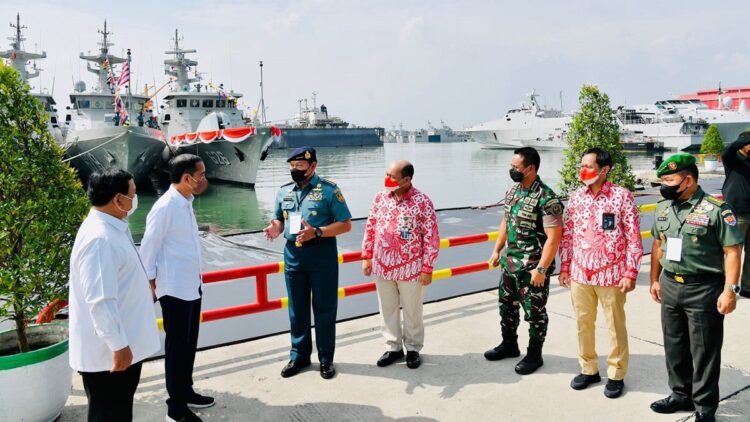Presiden Jokowi meluncurkan Holding dan Program Strategis BUMN Industri Pertahanan Defend ID, Rabu (20/04/2022), di Surabaya. (Foto: BPMI Setpres/Laily Rachev)