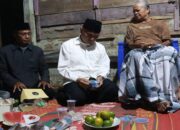 Singgah Sahur di Sungai Lundang, Gubernur Mahyeldi Salurkan Bantuan Bedah Rumah