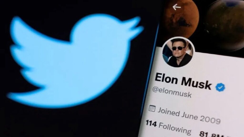 Akun Elon Musk di Twitter terlihat berada di depan logo Twitter.