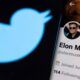 Akun Elon Musk di Twitter terlihat berada di depan logo Twitter.